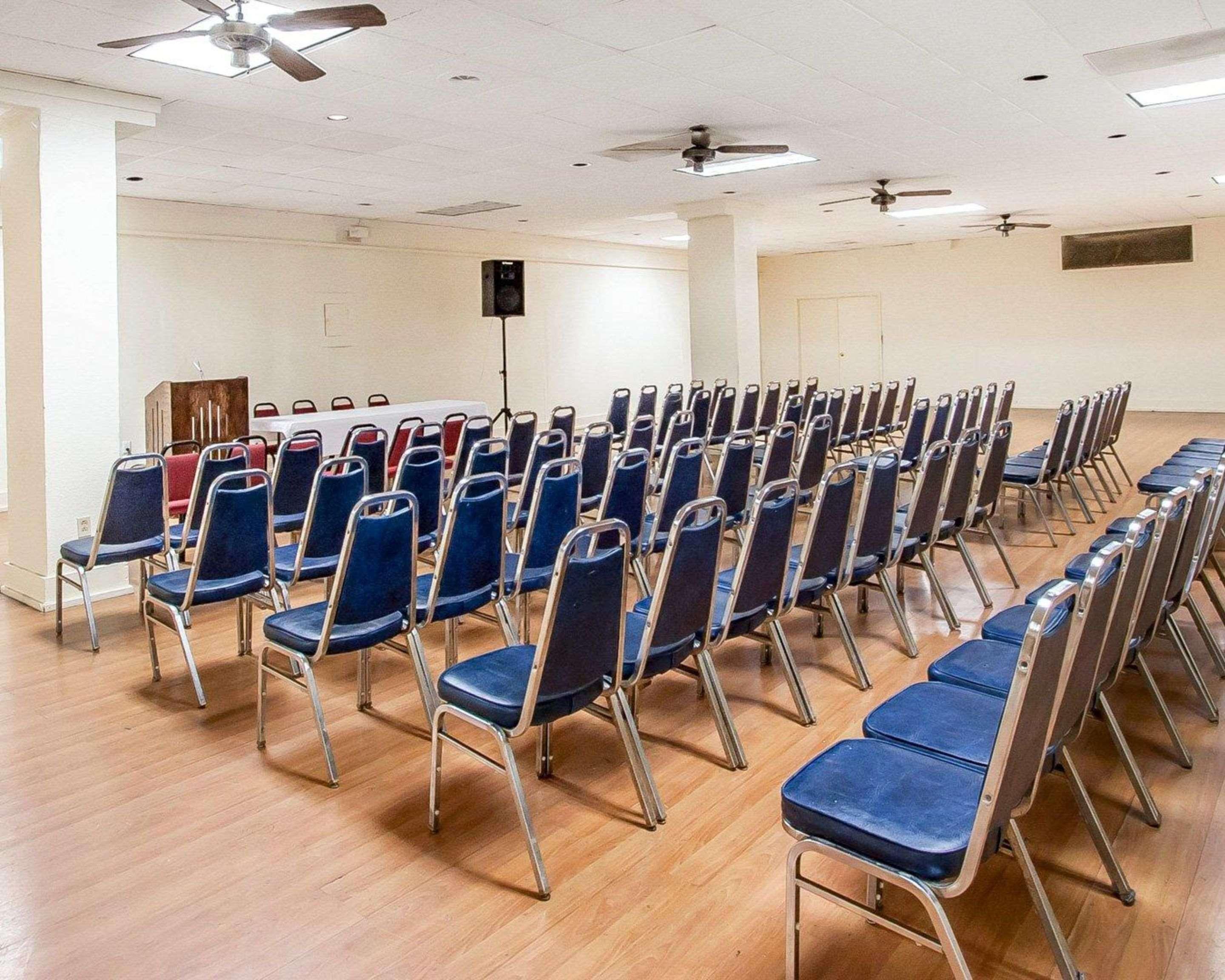 Clarion Inn & Suites University Center Auburn Zewnętrze zdjęcie