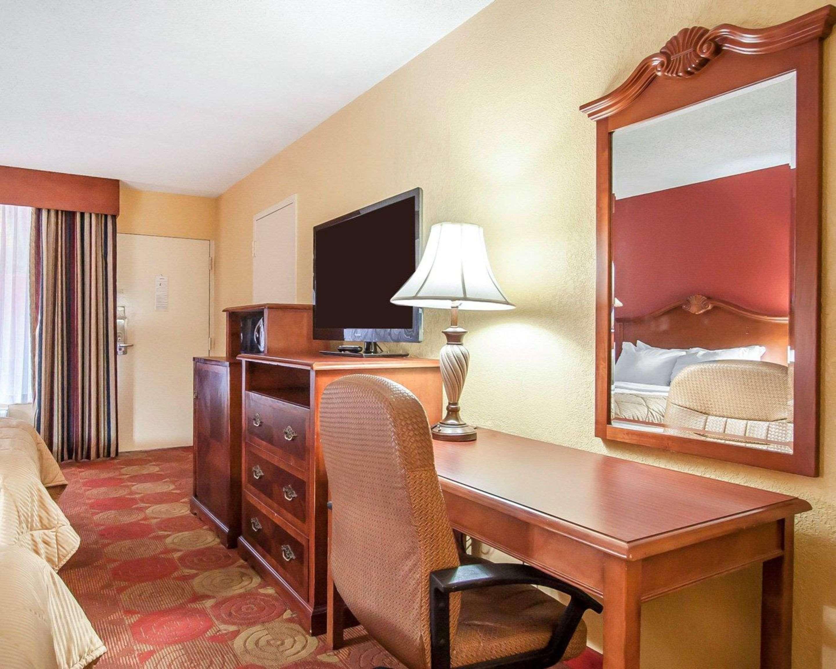 Clarion Inn & Suites University Center Auburn Zewnętrze zdjęcie